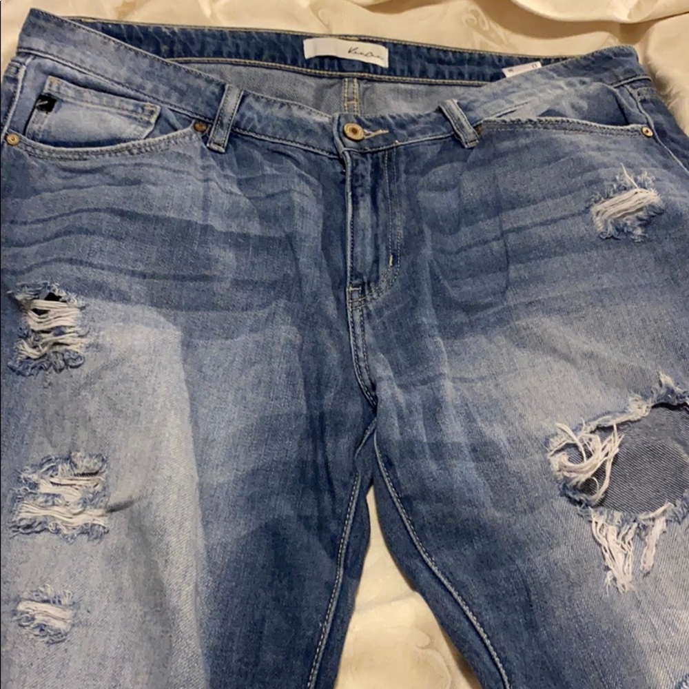 Distressed cropped jeans